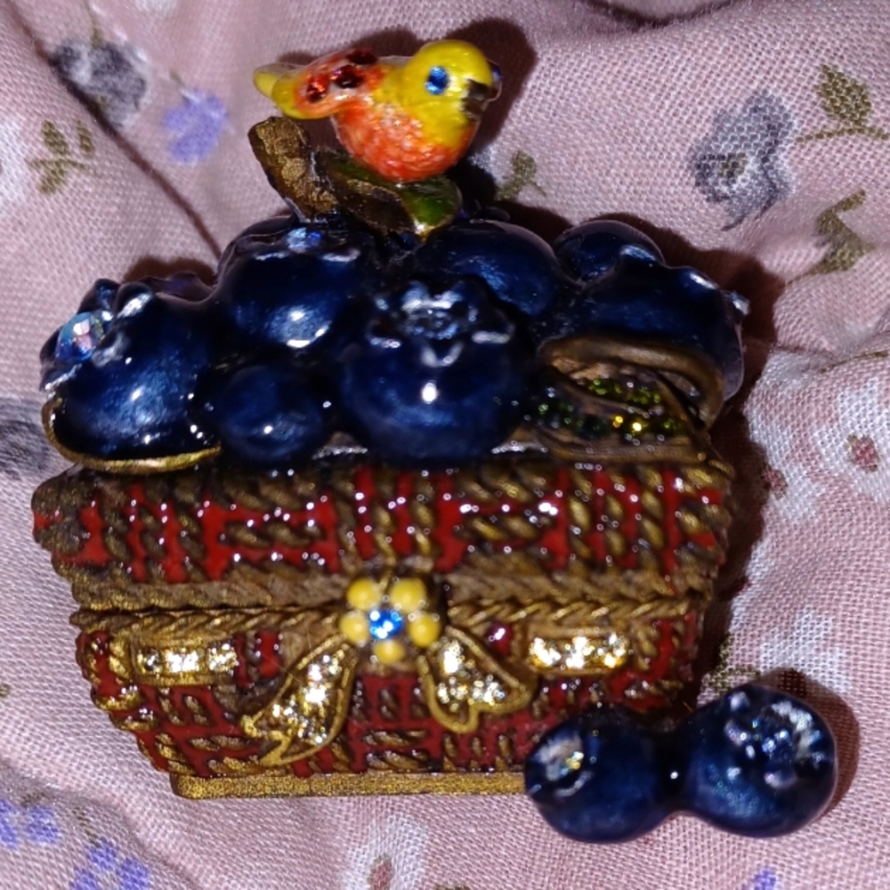 JAY STRONGWATER  BIRD ON BLUEBERRIES W/ SWAROVSKI CRYSTALS TRINKET BOX